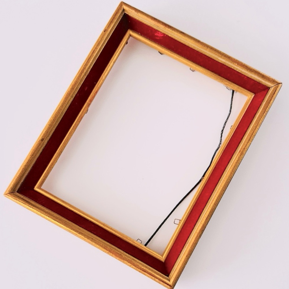VINTAGE 5x7 Antique Wooden Red Velvet Gold Picture Frame w Wire Hanger - Picture 4 of 16